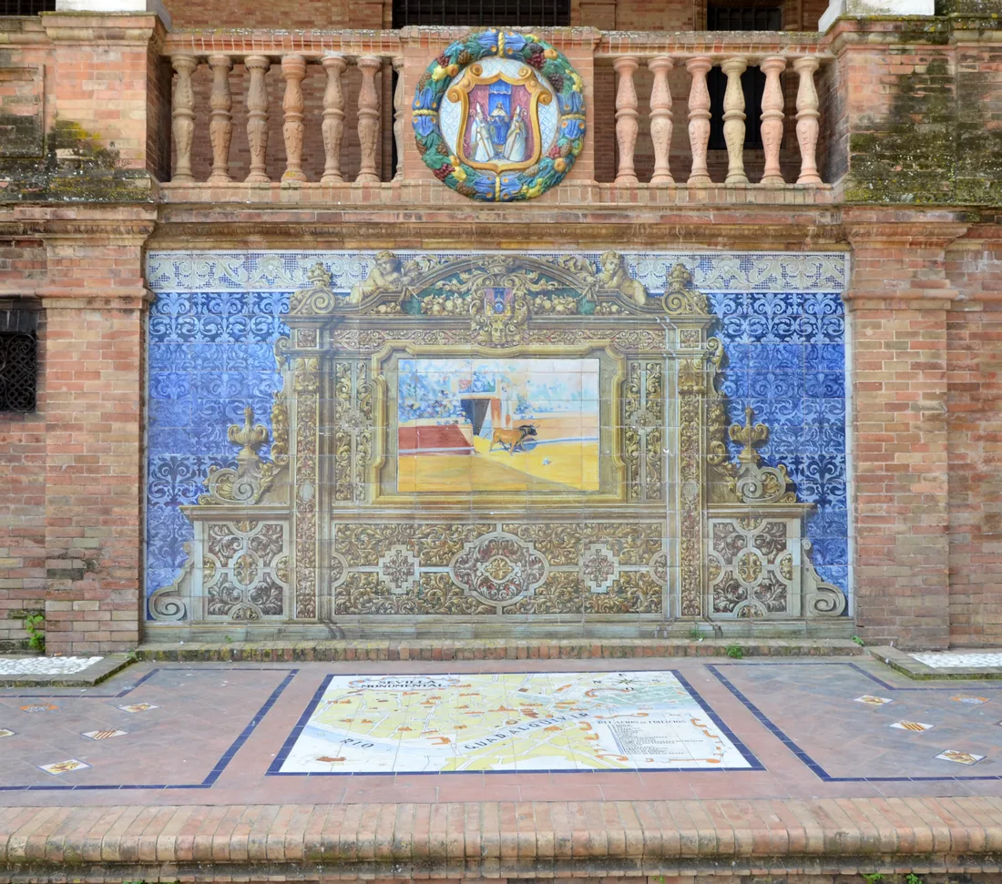 Los azulejos de la Plaza de España — Aníbal González y los ceramistas de Triana
