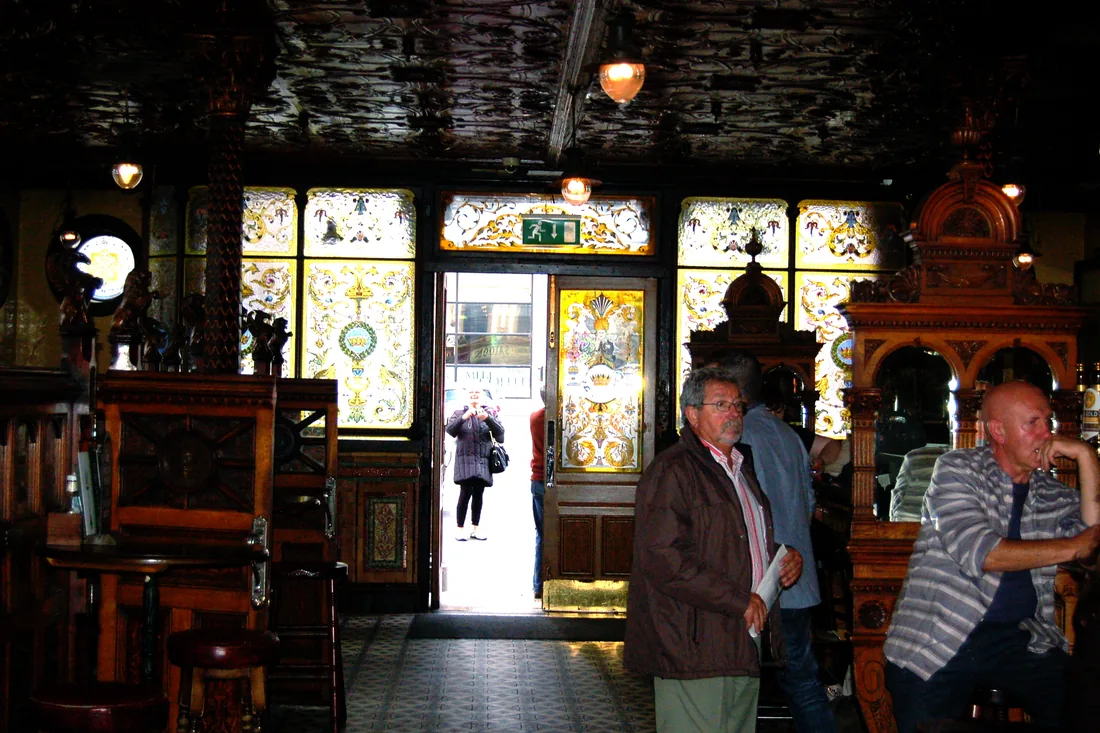 The Crown Liquor Saloon — Italian craftsmen working on the churches